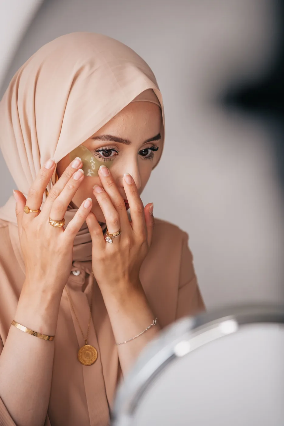 فتاة محجبة تستخدم منتجات العناية بالبشرة