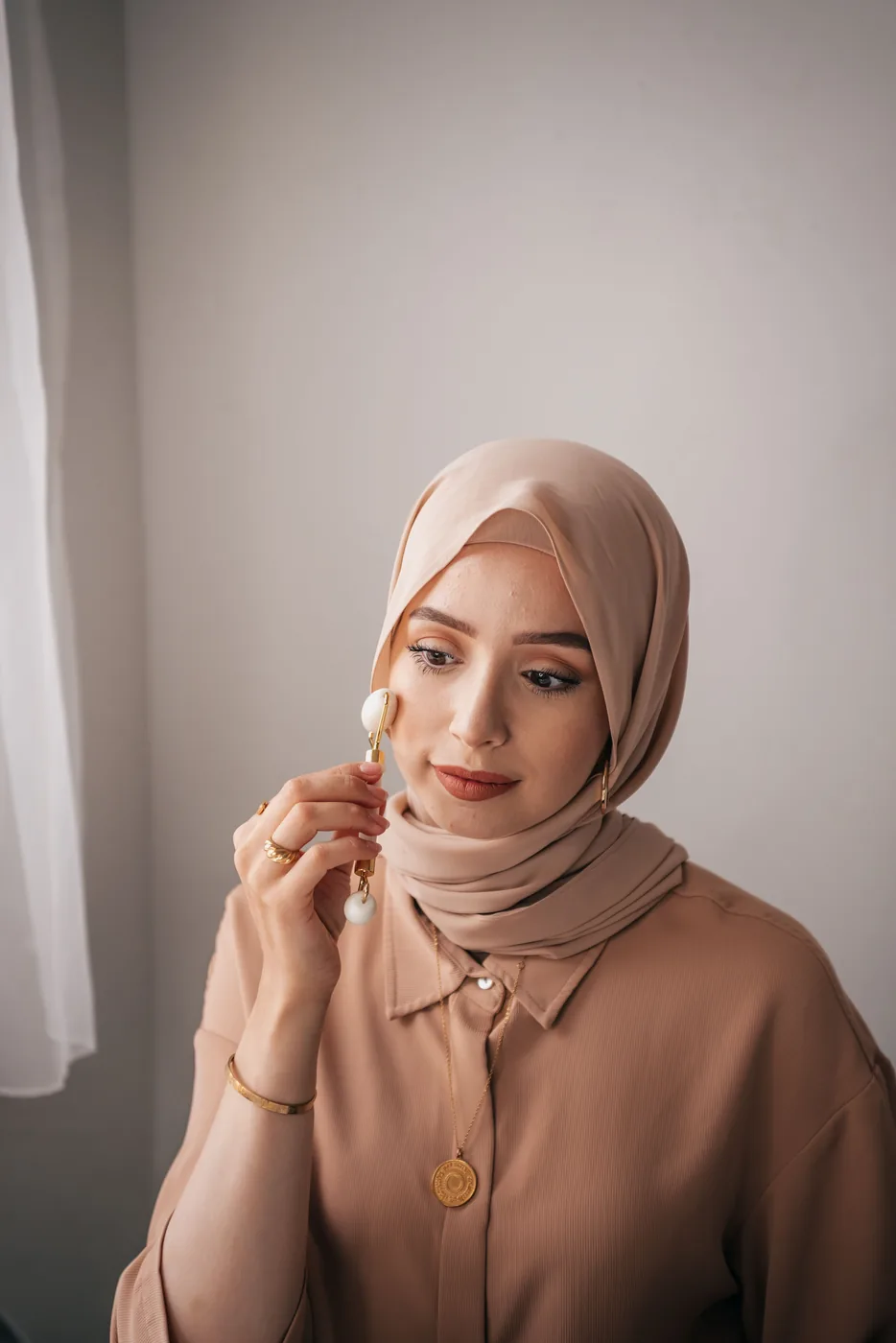 عميلة تستخدم منتجات العناية